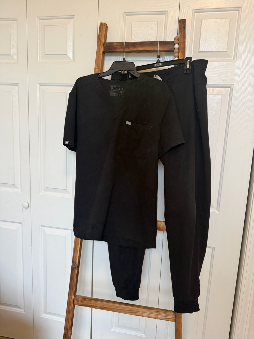 Figs Men’s Black scrub set. Joggers. Large